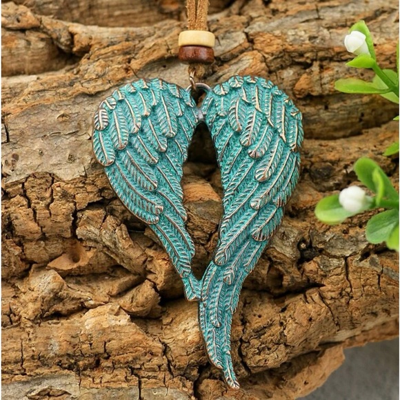 Wing charm necklace - Picture 3 of 5